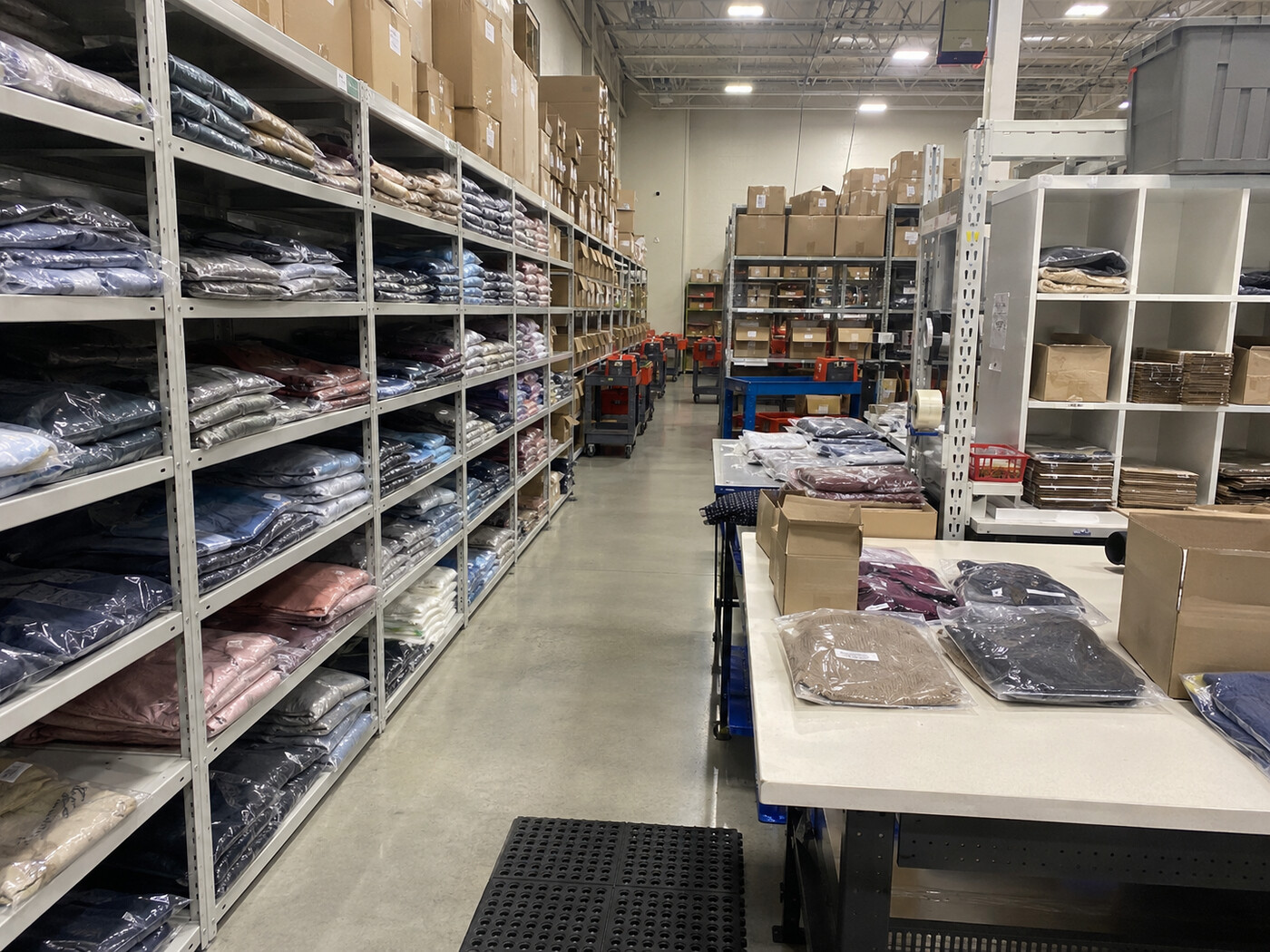 Apparel e-commerce warehouse for RFID inventory management Apparel e-commerce warehouse for RFID inventory management