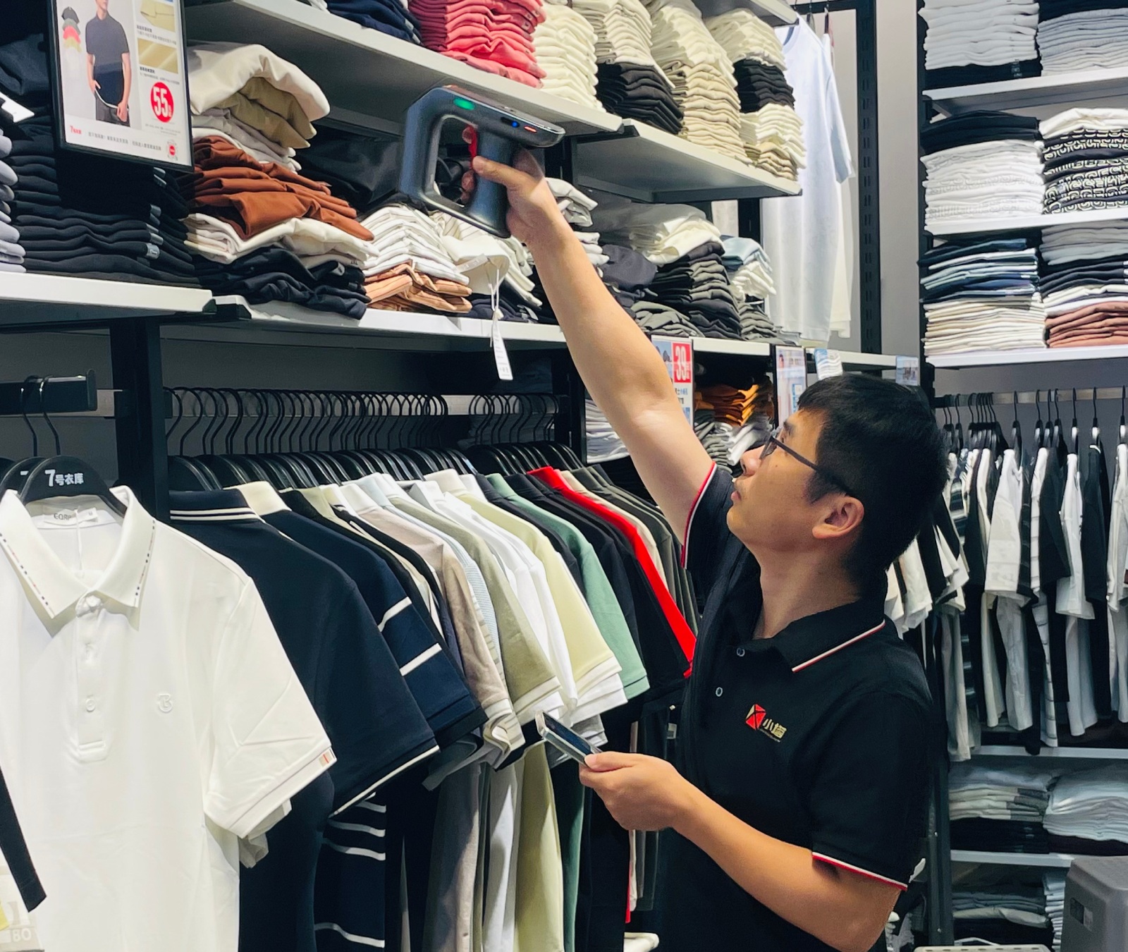 RFID-supported apparel replenishment in a fashion hypermarket RFID-supported apparel replenishment in a fashion hypermarket